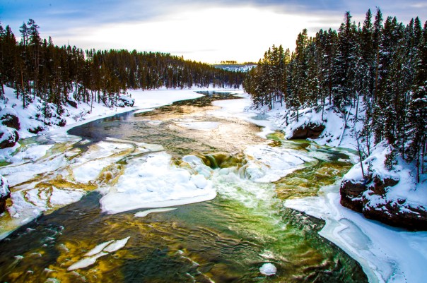 12-yellowstone-national-park-winter-river
